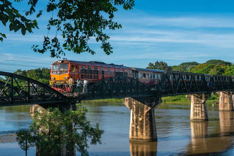 Chemin de fer de la mort traversant le pont sur la rivière Kwai