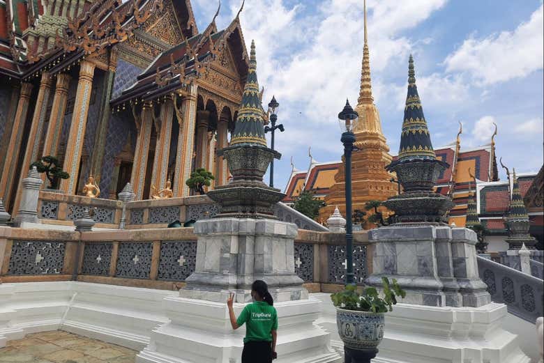 Visitez les temples avec votre guide !