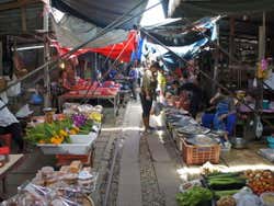 Marché sur une voie ferrée