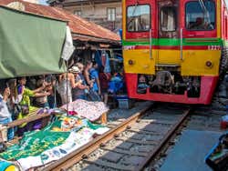 Marché sur une voie ferrée