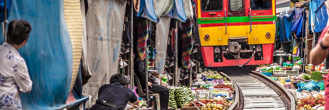 Marché sur les voies ferrées Mae Klong